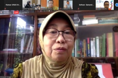 Prof. Dr. Ernawati Sinaga, MS.Apt saat memberikan kata sambutan dalam kegiatan Workshop Partisipatif Studi Evaluasi Proyek HBCC (Hygiene Behavior Change Coalition) di Indonesia yang diselenggarakan oleh PPI Unas pada hari Kamis, 15 April 2021
