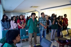 para peserta sedang menyanyikan lagu Indonesia Raya dan Mars UNAS, pada workshop advertising, di Ruang Seminar UNAS, (29-4).