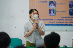 Pembicara Yuna Sakamoto saat memaparkan materinya dalam acara Workshop Plastic Waste Management For Sustainable Development pada Rabu, 21 September 2022 di Ruang Seminar Fakultas Pertanian Blok 4 lantai 3 Unas