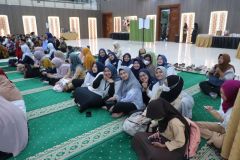 Staf Marketing and Public Relations hadir dalam kegiatan Buka Puasa Bersama Keluarga YMIK Ramadhan 1445 H, di Gedung Auditorium Cyber UNAS, Rabu, 27 Maret 2024.