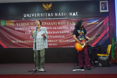 penampilan pembacaan puisi dari mahasiswa prodi Sastra Indonesia