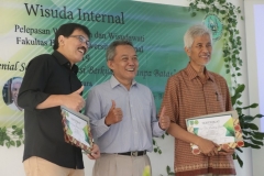 Pemberian penghargaan kepada pembicara, Prof. Dr. Endang Sukara (kanan) dan Drs. Bambang Warsono, M.Si. dari Dekan Fabiona, Drs. Imran Said Lumban Tobing, M.Si