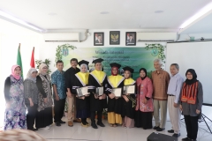 foto bersama pimpinan, dosen, dan mahasiswa lulusan Magister Biologi UNAS, pada acara yudisium fakultas Biologi, di Ruang Seminar UNAS, Jakarta (18-4).