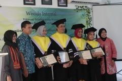 pemberian penghargaan kepada mahasiswa lulusan Magister Biologi UNAS angkatan pertama, pada acara yudisium fakultas Biologi, di Ruang Seminar UNAS, Jakarta (18-4).
