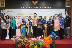 Foto bersama para lulusan terbaik dari masing-masing program studi dalam Yudisium Fakultas Ekonomi dan Bisnis Semester Genap Tahun Akademik 2022/2023, di Aula Unas, Sabtu, 14 Oktober 2023.