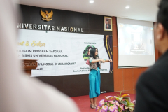 Menyanyikan lagu Indonesia Raya dan Mars Unas dalam pembukaan kegiatan Yudisium Fakultas Ekonomi dan Bisnis Semester Genap Tahun Akademik 2022/2023, di Aula Unas, Sabtu, 14 Oktober 2023.