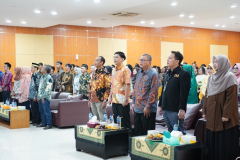 Menyanyikan lagu Indonesia Raya dan Mars Unas dalam pembukaan Yudisium Fakultas Ekonomi dan Bisnis Semester Genap Tahun Akademik 2022/2023, di Aula Unas, Sabtu, 14 Oktober 2023.