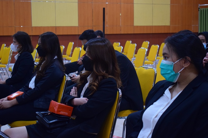 Para peserta yudisium Fakultas Hukum di Auditorium pada Rabu, 17 November 2021.