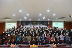 Foto bersama para lulusan, para dosen, dan narasumber dalam kegiatan Yudisium Fakultas Hukum