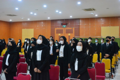 Para lulusan fakultas Hukum dalam kegiatan Yudisium di Aula Blok I Lantai IV Unas
