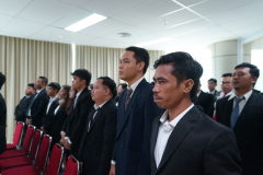 Menyanyikan lagu Indonesia Raya dan Mars Unas dalam pembukaan kegiatan Yudisium Fakultas Hukum Semester Genap Tahun Akademik 2022/2023 di Ruang Seminar Menara Unas, Ragunan, Sabtu, 7 Oktober 2023.