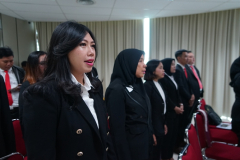 Menyanyikan lagu Indonesia Raya dan Mars Unas dalam pembukaan kegiatan Yudisium Fakultas Hukum Semester Genap Tahun Akademik 2022/2023 di Ruang Seminar Menara Unas, Ragunan, Sabtu, 7 Oktober 2023.