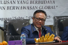 Dekan Fakultas Hukum, Prof. Dr. Basuki Rekso Wibowo, S.H., M.S. sedang memberikan sambutannya dalam pembukaan kegiatan Yudisium Fakultas Hukum Semester Genap Tahun Akademik 2022/2023 di Ruang Seminar Menara Unas, Ragunan, Sabtu, 7 Oktober 2023.