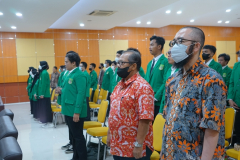 Menyanyikan lagu Indonesia Raya dan Mars Unas dalam pembukaan yudisium