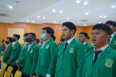 Para lulusan sedang menyanyikan lagu Indonesia Raya dan Mars Unas dalam pembukaan yudisium