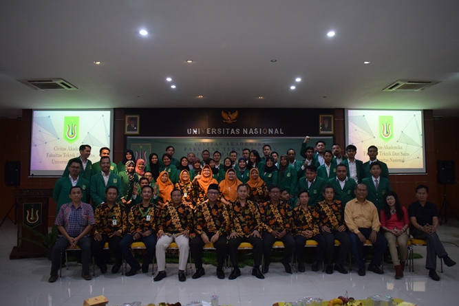foto bersama seluruh calon wisudawan dan wisudawati fakultas teknik dan sains UNAS