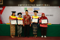 Foto bersama Dekan Fakultas Bahasa dan Sastra Dr. Drs. Somadi Sosrohadi, M.Pd. (tengah) dengan para lulusan terbaik di Fakultas Bahasa dan Sastra