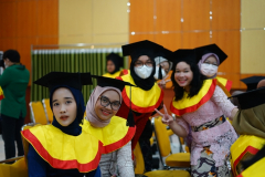 Para lulusan yang hadir dalam acara Pelepasan Lulusan Semester Ganjil Tahun Akademik 2021/2022 Fakultas Bahasa dan Sastra Universitas Nasional di Ruang Aula Blok 1 Lantai 4 Universitas Nasional, Senin, 30 Mei 2022