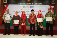 Foto bersama Dekan Fakultas Bahasa dan Sastra Dr. Drs. Somadi Sosrohadi, M.Pd. (batik merah) dengan para dosen terbaik di lingkungan Fakultas Bahasa dan Sastra