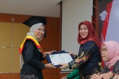 Pemberian piagam kelulusan oleh Ketua Program Studi Sastra Inggris Siti Tuti Alawiyah, S.S., M.Hum. (kanan) kepada calon wisudawati