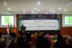 Wakil Ketua Komisi Pengawas Persaingan Usaha (KPPU) Ukay Karyadi S.E, M.E saat memberikan pembekalan kepada para lulusan pada acara yudisium FEB di Auditorium blok 1 lantai 4 , Jakarta (6/4)