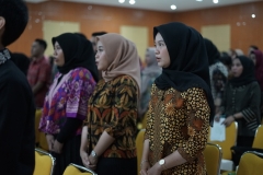 Para peserta yudisium  saat menyanyikan indonesia raya