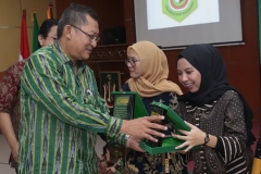 Dekan FEB UNAS, Dr. Suryono Efendi, S.E,. M.M.  (kiri) memberikan penghargaan kepada mahasiswa terbaik FEB Kafita Dewi (kanan), pada acara yudisium FEB di Auditorium blok 1 lantai 4 , Jakarta (6/4)