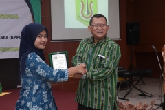 Dekan FEB UNAS, Dr. Suryono Efendi, S.E,. M.M.  (kanan) memberikan penghargaan kepada mahasiswa terbaik FEB (kiri), pada acara yudisium FEB di Auditorium blok 1 lantai 4 , Jakarta (6/4)