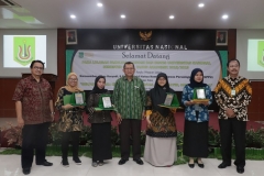 Foto bersama Dekan FEB UNAS Dr. Suryono Efendi, S.E,. M.M.  (tengah) dengan empat mahasiswa terbaik pada acara yudisium FEB di Auditorium blok 1 lantai 4 , Jakarta (6/4)