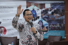 Pemaparan materi oleh Department Head Human Capital Business Partner Regional Jakarta 2 Erik Ridha Nugraha dalam acara Yudisium Fakultas Ekonomi dan Bisnis Universitas Nasional Semester Genap T.A 2020/2021 pada Jumat, 12 November 2021 di Ruang Aula Blok 1 Lantai 4 Unas