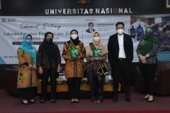 Foto bersama pimpinan fakultas dan prodi manajemen dengan mahasiswa terbaik prodi manajemen