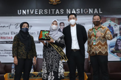 Foto bersama pimpinan fakultas dan prodi Pariwisata dengan mahasiswa terbaik prodi Pariwisata