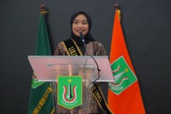 Pemberian pesan dan kesan oleh lulusan terbaik FEB Yulia Dwi Rakhmawati dalam acara Yudisium FEB Unas di Gedung Auditorium Cyber Library Sabtu, 4 Juni 2022