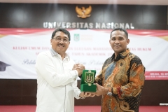 Dekan Fakultas Hukum Dr. Ismail Rumadan, S.Ag., M.H. (kanan) memberikan cinderamata kepada Rektor Universitas Muhammadiyah Jakarta Prof. Dr. Syaiful Bahri S.H., M.H.  (kiri) sebagai narasumber pada acara yudisium fakultas hukum universitas nasional, selasa (16/4)
