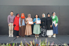 Penyerahan piagam penghargaan kepada lulusan terbaik oleh Dekan Fikes Unas Prof. Dr. Dra. Retno Widowati, M.Si. didampingi Wakil Dekan Fikes Dr. Rukmaini, SST., M.Keb. serta Ketua Prodi