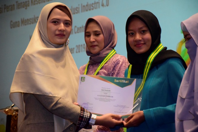 Pemberian sertifikat kepada mahasiswa terbaik yang diberikan labgsung oleh Ketua Program Studi D-IV Kebidanan	Dewi Kurniati, SST., M.Keb