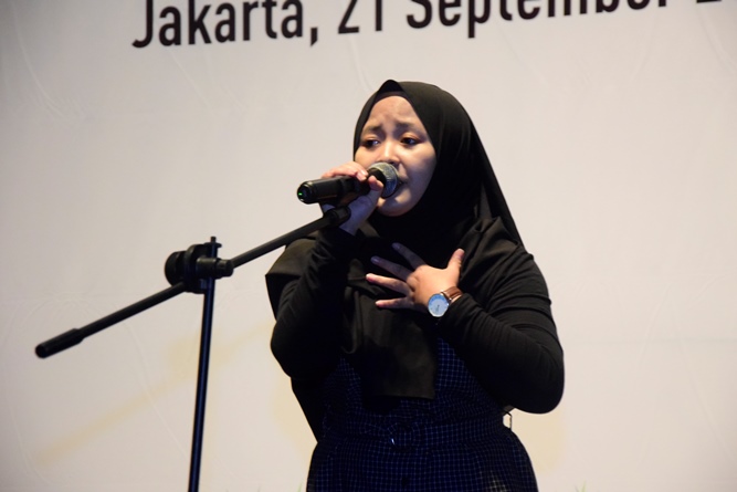 Mahasiswa kebidanan memberikan hiburan pada acara Pelepasan Wisudawan dan Wisudawati Fakultas Ilmu Kesehatan Semester Genap Tahun Akademik 2018/2019 di Menara 165 Convention Center Jakarta (21/9) di ballroom Granada