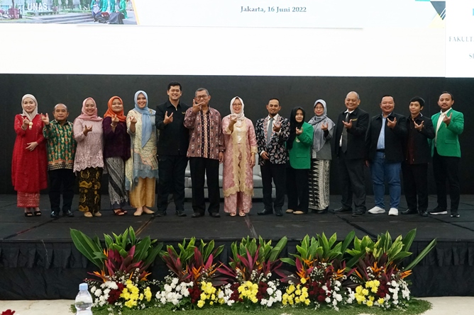Foto bersama Wakil Rektor Bidang Akademik, Kemahasiswaan dan Alumni Dr. Suryono Efendi, S.E., M.B.A., M.M. dengan pimpinan Fisip serta para dosen