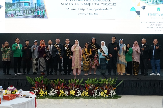 Foto bersama pimpinan Fisip dan prodi dengan mahasiswa terbaik