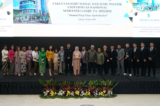 Foto bersama pimpinan Fisip dan prodi dengan para lulusan dari prodi Ilmu Hubungan Internasional