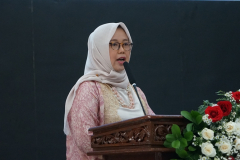 Dekan FISIP Dr. Erna Ermawati Chotim, S.Sos., M.Si. saat memberikan sambutan dalam acara yudisium Fisip di Gedung cyber library Unas, Kamis 16 Juni 2022