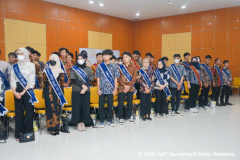 Para calon wisudawan saat menyanyikan Indonesia Raya dalam acara Yudisium kelulusan sarjana FTKI di Ruang Aula Blok 1 Lt. 4 Unas, Sabtu, 3 Juni 2023