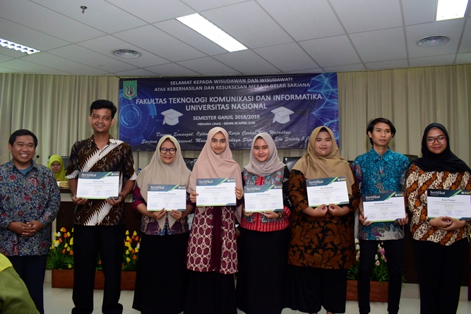 Penyerahan sertifikat secara simbolis kepada para lulusan FTKI UNAS,  di acara yudisium FTKI, di Menara UNAS, Ragunan, Jakarta, Senin (15-4)