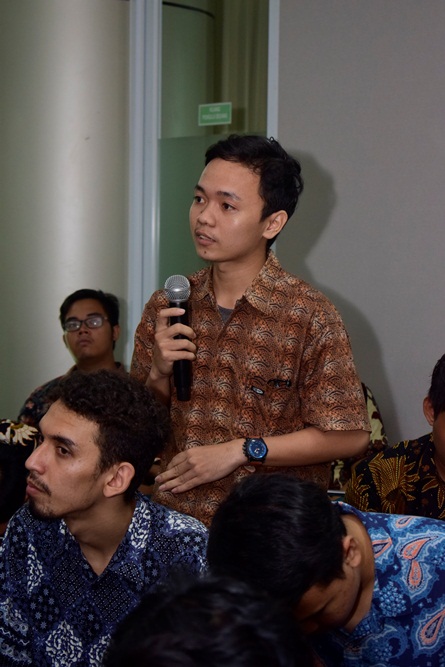 Salah satu peserta yudisium sedang melakukan sesi tanya jawab, di acara yudisium FTKI, di Menara UNAS, Ragunan, Jakarta, Senin (15-4).