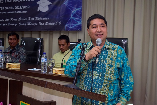 Wakil Rektor Bidang Akademik UNAS, Prof. Dr. Iskandar Fitri, S.T., M.T. sedang menyampaikan sambutannya di acara yudisium FTKI di Menara UNAS, Ragunan, Senin (15-4).