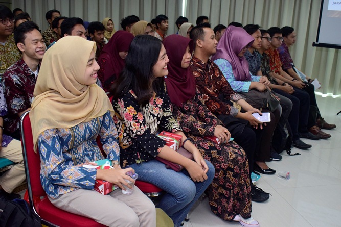 antusias para lulusan FTKI saat melangsungkan yudisium di Menara UNAS, Ragunan, Jakarta, Senin (15-4).