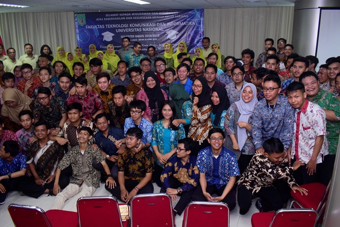 foto bersama para peserta yudisium,  di acara yudisium FTKI, di Menara UNAS, Ragunan, Jakarta, Senin (15-4)