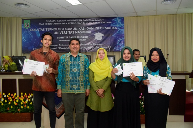 para lulusan terbaik dari FTKI UNAS menerima piagam penghargaan dari fakultas,  di acara yudisium FTKI, di Menara UNAS, Ragunan, Jakarta, Senin (15-4)