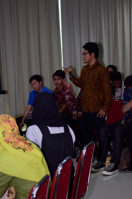 para peserta sedang melakukan sesi tanya jawab di yudisium FTKI, di Menara UNAS, Ragunan, Jakarta, Senin (15-4).