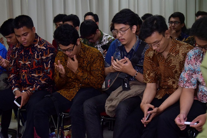 para peserta yudisium sedang berdoa bersama,  di acara yudisium FTKI, di Menara UNAS, Ragunan, Jakarta, Senin (15-4)